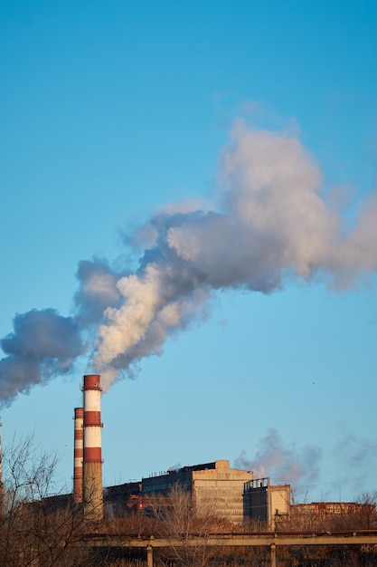 Photo l'usine émet de la fumée et du smog par les tuyaux