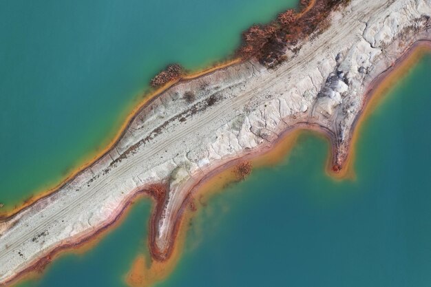 Usine d'extraction et d'enrichissement de titane et d'autres minerais rares. Eau bleue dans le réservoir d'enrichissement du minerai.