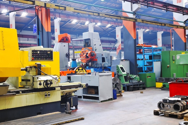 L'usine de l'industrie sidérurgique et des pièces de machine hall intérieur moderne pour l'assemblage