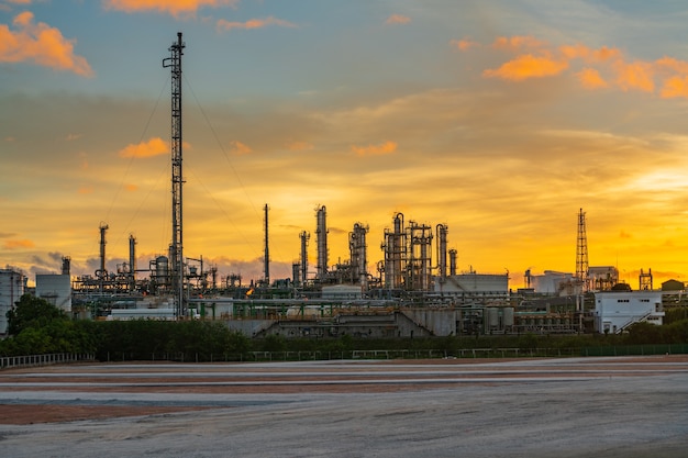 usine industrielle au crépuscule