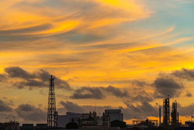 usine industrielle au crépuscule