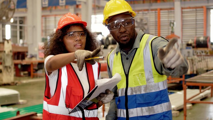 Usine industrielle et concept de fabrication. L'ingénierie avec un technicien inspecte la production de biens et de machines.