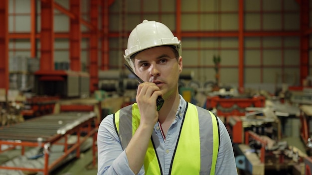 Usine industrielle et concept de fabrication. Ingénierie ou travailleur travaillant pour la production de biens.