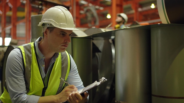 Usine industrielle et concept de fabrication. Ingénierie ou travailleur travaillant pour la production de biens.