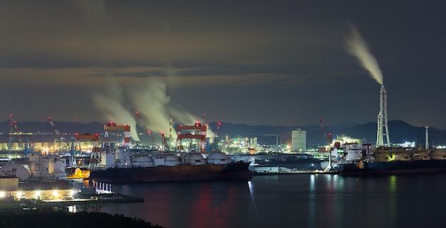 Usine industrielle à Kurashiki la nuit