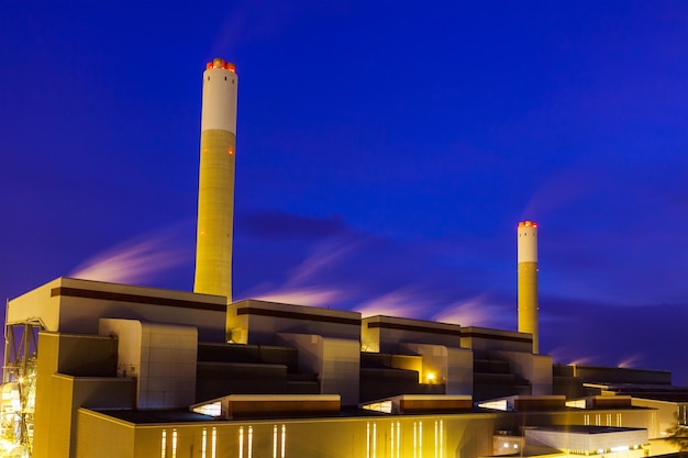 Usine industrielle la nuit