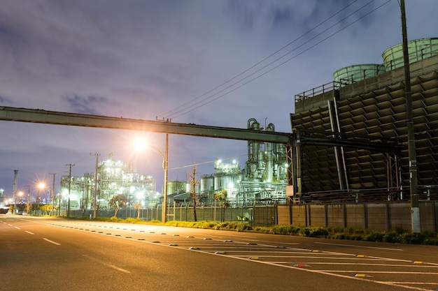 Usine industrielle de nuit