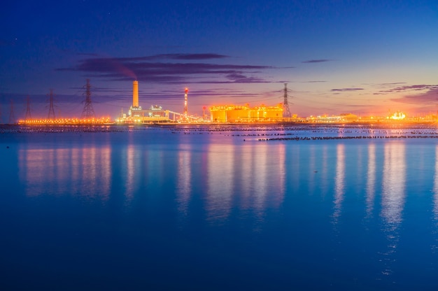 Usine industrielle de raffinerie la nuit