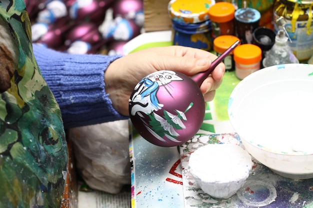 Usine de jouets de Noël L'ouvrier souffle le verre Le b