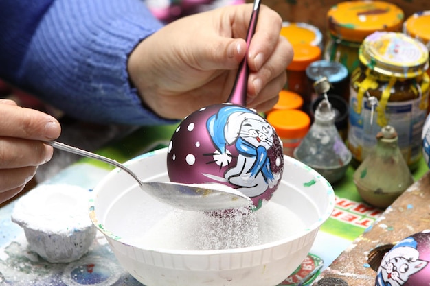 Usine de jouets de Noël L'ouvrier souffle le verre Le b