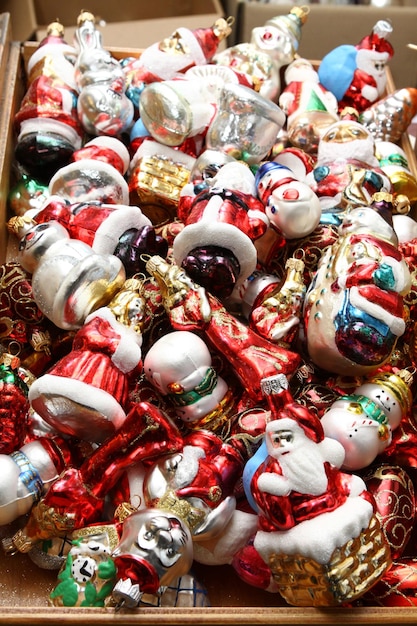 Usine de jouets de Noël L'ouvrier souffle le verre Le b