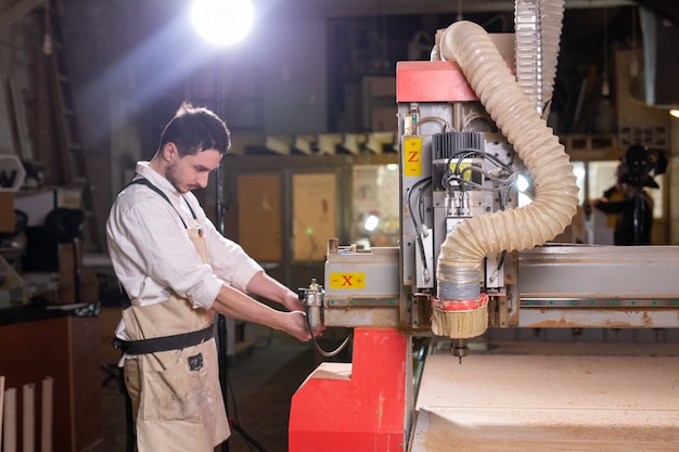 Usine de meubles, petites entreprises et concept de personnes - Travailleur barbu beau concentré sérieux de l'usine de meubles