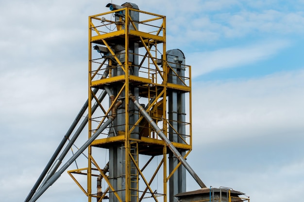 Une usine moderne d'agro-industrie et de fabrication pour le stockage et la transformation des céréales Vue du grenier par une journée ensoleillée Silos sur l'usine de traitement et de séchage