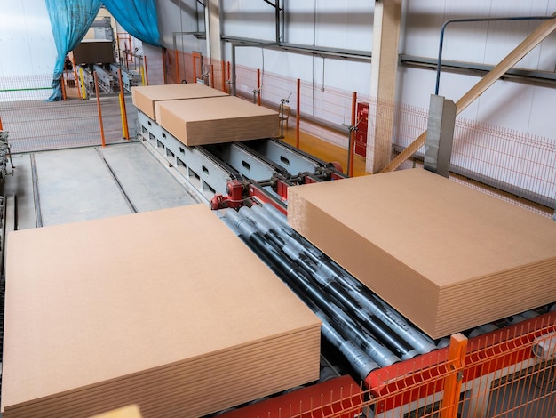 Usine moderne sur la production d'une plaque de meuble à partir de déchets de bois