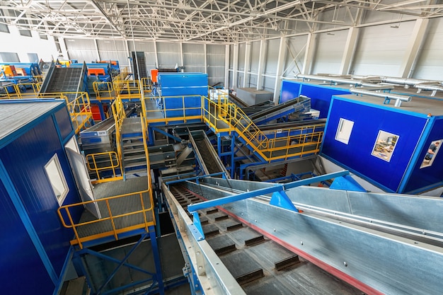 Une usine moderne de tri et de recyclage des ordures ménagères et des déchets. Grand complexe industriel de convoyeurs, bunkers.