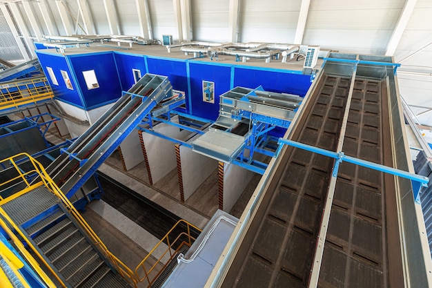 Une usine moderne de tri et de recyclage des ordures ménagères et des déchets. Grand complexe industriel de convoyeurs, bunkers.