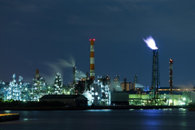 Usine pétrochimique de raffinerie la nuit