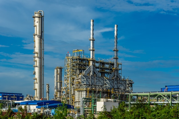 Photo usine de résine plastique industrielle avec nuage de ciel bleu.