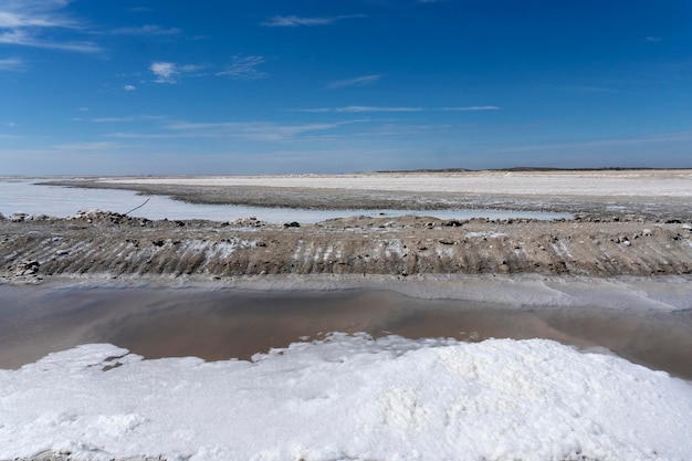 Une usine de saline de mer dans le désert de Basse-Californie