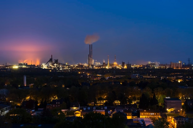 Usine sidérurgique rougeoyante la nuit