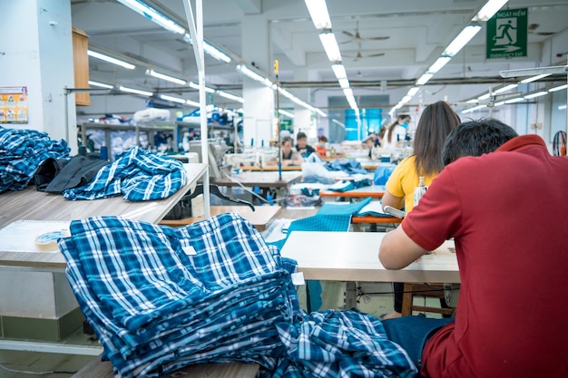 Usine de tissus textiles processus de travail équipement des travailleurs de couture Il s'agit d'une production d'usine de machines à coudre