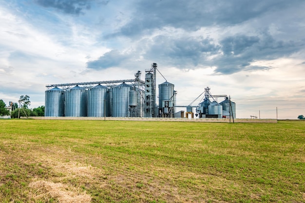 Usine de transformation agricole pour la transformation et les silos pour le nettoyage à sec et le stockage des produits agricoles farine céréales et grains avec de beaux nuages