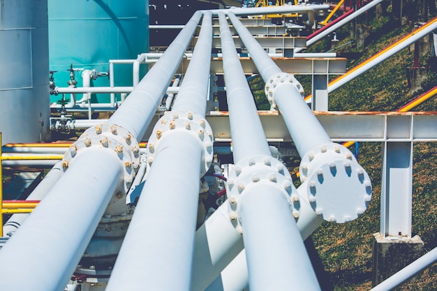 Photo usine de tuyaux et de vannes en acier pendant la raffinerie industrie de la pétrochimie dans la distillerie du site gazier