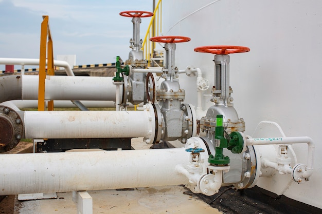 Photo usine de tuyaux et de vannes en acier pendant la raffinerie industrie de la pétrochimie dans la distillerie du site gazier