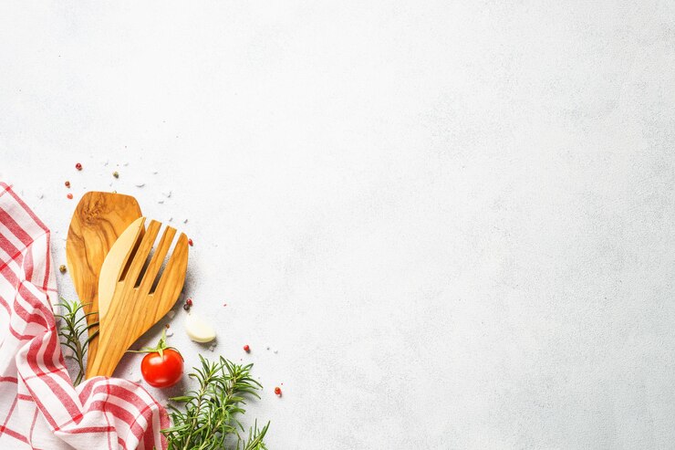 Photo ustensile de cuisine avec herbes et épices fond alimentaire vue de dessus sur blanc avec espace de copie