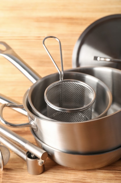 Ustensile de cuisine sur table en bois, mise au point sélective.