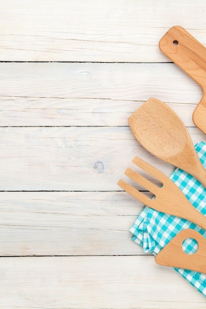 Ustensile de cuisine sur table en bois