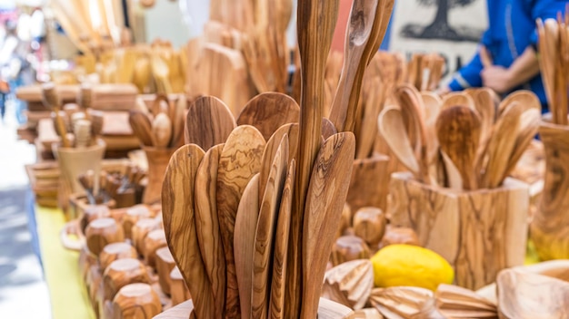 ustensiles en bois pour cuisiniers. cuillères, maillets, fourchettes et couverts faits à la main en bois artisanal