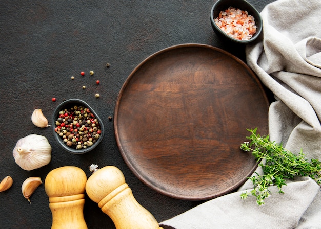 Photo ustensiles de cuisine en bois, assiette vide et épices