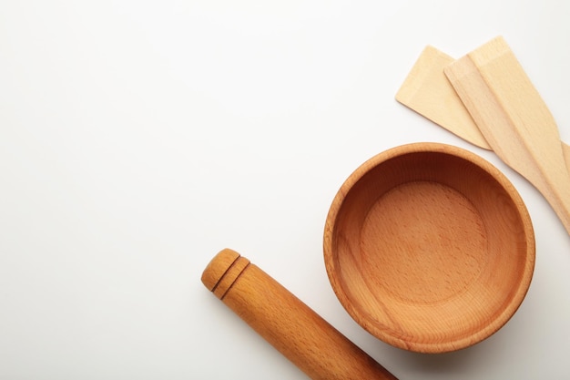 Ustensiles de cuisine en bois sur fond blanc Vue de dessus