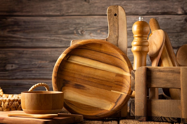 Ustensiles de cuisine en bois sur fond rustique.