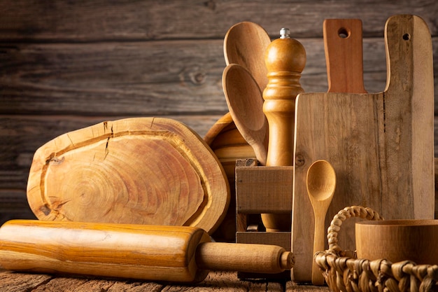 Photo ustensiles de cuisine en bois sur fond rustique.