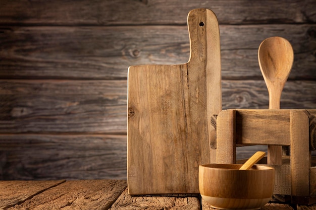 Ustensiles de cuisine en bois sur fond rustique.