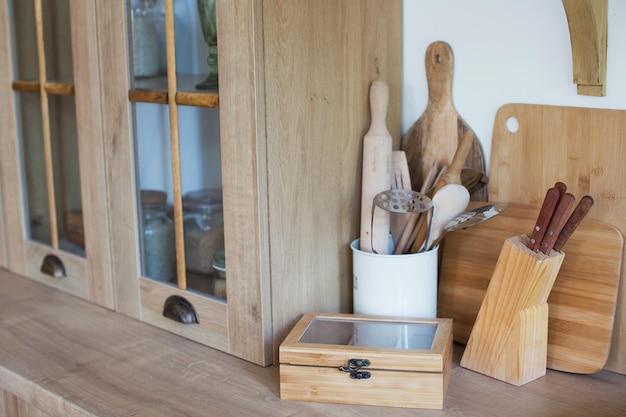 Ustensiles de cuisine en bois à l'intérieur de la cuisine en bois clair