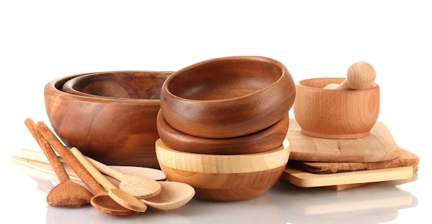 Ustensiles de cuisine en bois isolés sur blanc