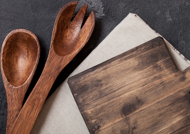 Ustensiles de cuisine en bois avec planche à découper