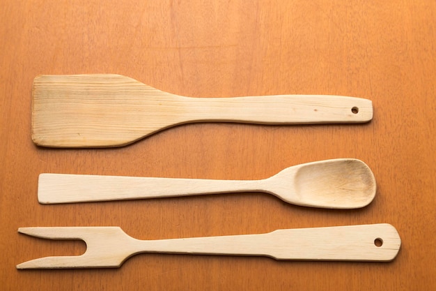 Ustensiles de cuisine en bois posés sur la table