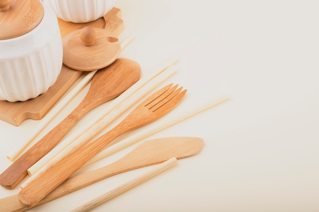Ustensiles de cuisine en bois réutilisables, fourchette, couteau, cuillère, tubes de blé. Concept zéro déchet, articles respectueux de l'environnement.