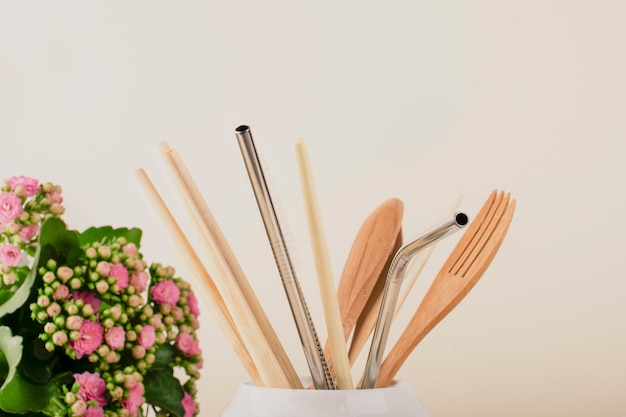 Ustensiles de cuisine en bois réutilisables, fourchette, couteau, cuillère, tubes de blé. Concept zéro déchet, articles respectueux de l'environnement.