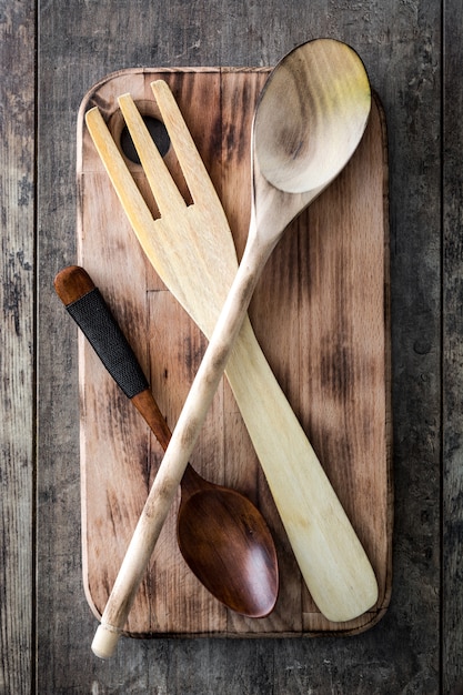 Photo ustensiles de cuisine en bois sur table en bois