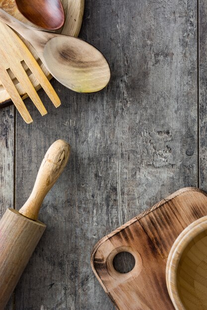 Ustensiles de cuisine en bois sur table en bois