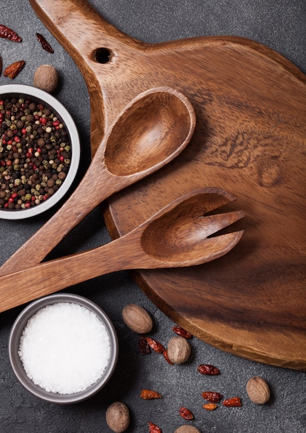 Ustensiles de cuisine en bois vintage avec planche à découper