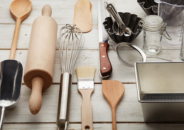 Ustensiles de cuisine contre bureau blanc