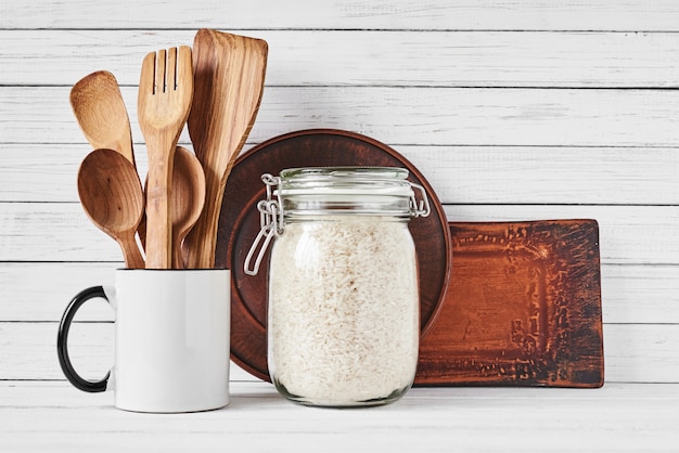 Ustensiles de cuisine en coupe et assiette marron sur blanc