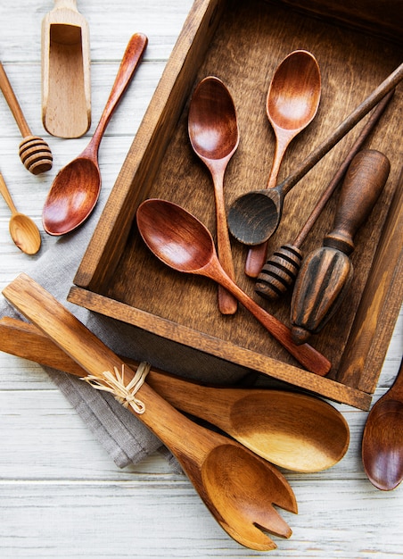 Ustensiles de cuisine couverts en bois