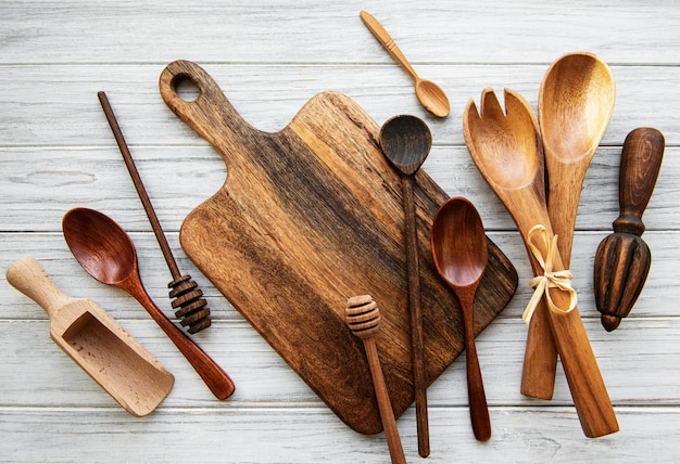 Ustensiles de cuisine couverts en bois